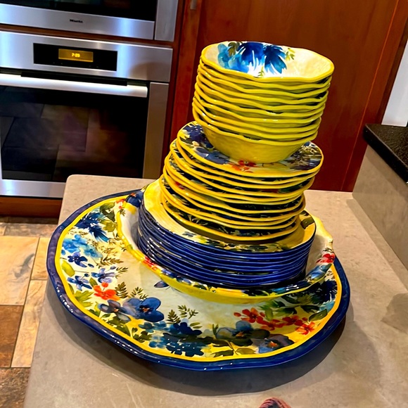 Pier One serving - Picture 1 of 4